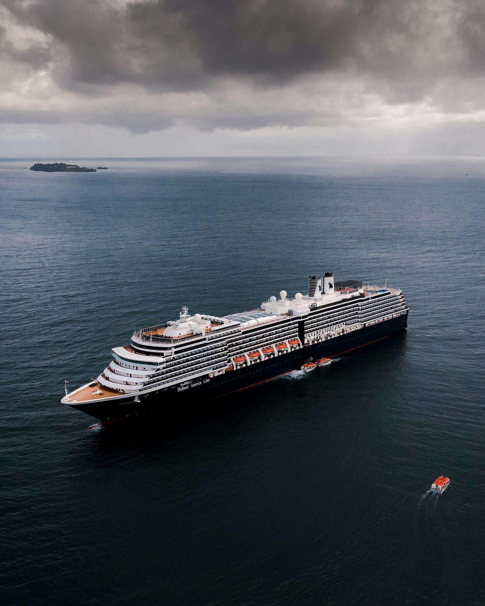 black and white cruise ship sailing on sea black and white cruise ship sailing on sea